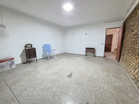 PH con 2 dormitorios, cochera y patio sobre avenida!