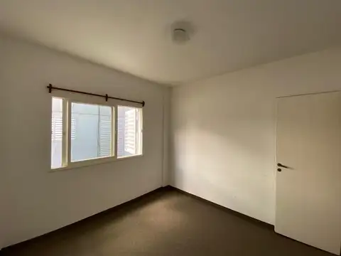 Depto de 2 amb en excelente zona comercial