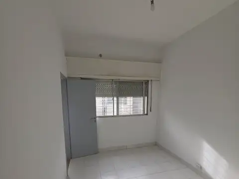 Casa con dos dormitorios en PH al frente