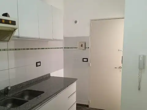 España 317, primer piso frente, 2 dormitorios, patio (481-5308)