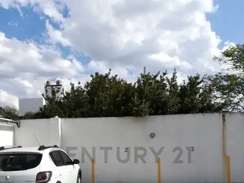 40 entre 14 y 15, Cochera en Venta, La Plata.-