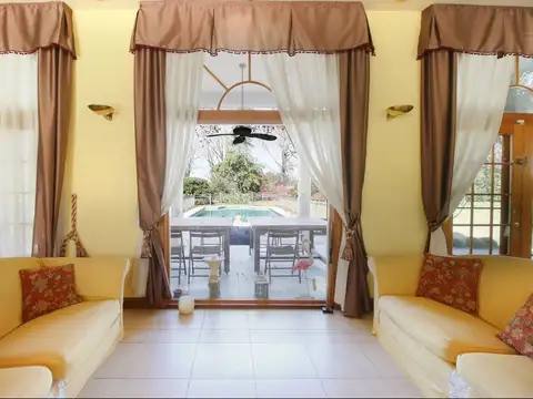 CASA 5 AMB. CON JARDIN Y PILETA - PRECIO PAQUETE