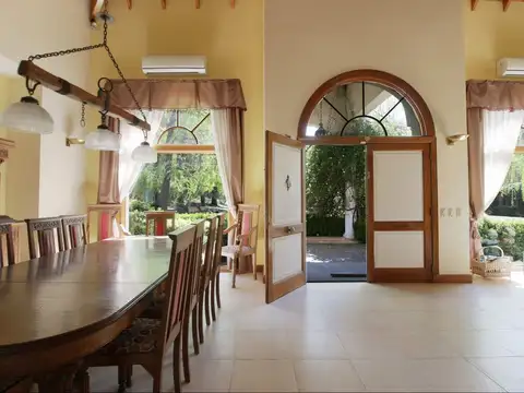 Casa en Alquiler con 3 cocheras