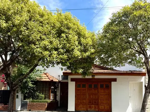 EN EXCELENTE ENTORNO, CASA 3 DORM, HERMOSO PATIO, GARAGE