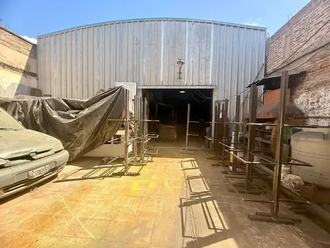 GALPON CON 2 VIVIENDAS A PASOS DE AV 25 DE MAYO