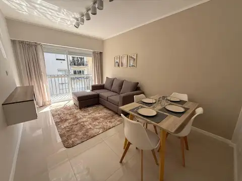 VENTA departamento 2 ambientes reciclado a la calle con balcón en zona Plaza Colón, Mar del Plata