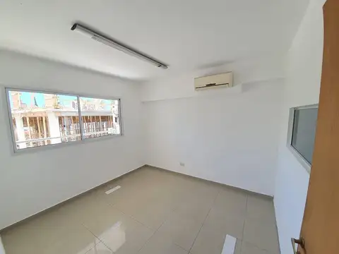 ¡Oficina seminueva en Venta! Moreno 1700, cercano a Oroño, Pellegrini, Facultades, Parque Independen