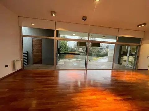 Casa en Alquiler con 2 cocheras