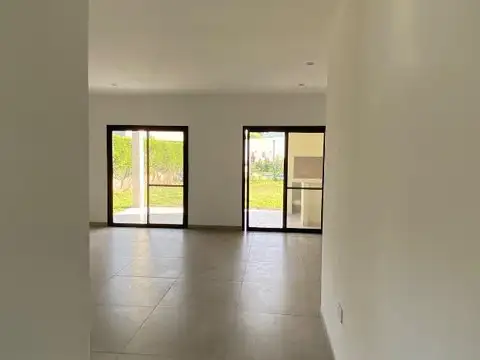 Casa 4 ambientes con 2 baños
