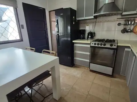 Casa 3 amb parque, quincho, piscina. Lanús Este