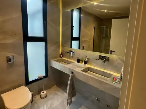 Casa 5 ambientes con 3 baños