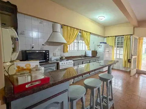 Casa 7 ambientes con 2 baños