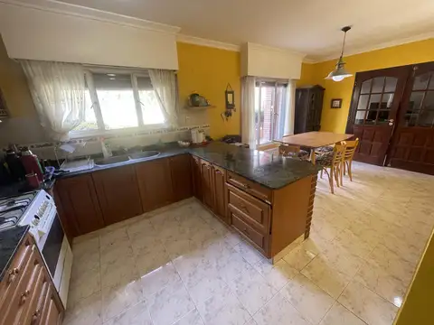 Casa 5 ambientes con 3 baños