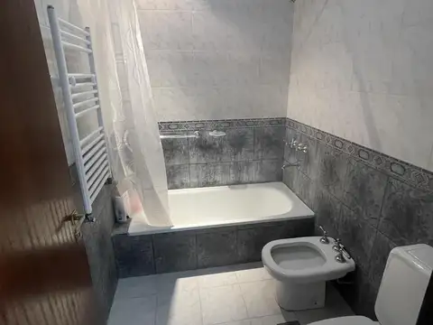 Casa en Alquiler con 1 cochera