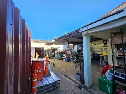 CASA EN VENTA CON GALPÓN DEPOSITO Y TALLER