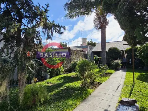 VENTA MUY BUENA CASA 3 AMBIENTES CON COCHERA Y JARDÍN