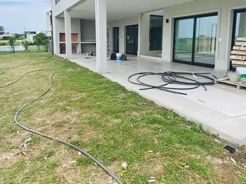 Casa 4 ambientes con 4 baños