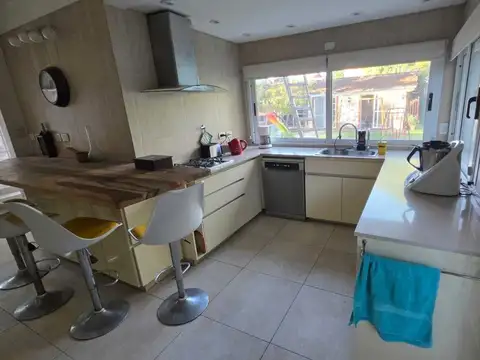 Casa 7 ambientes con 4 baños