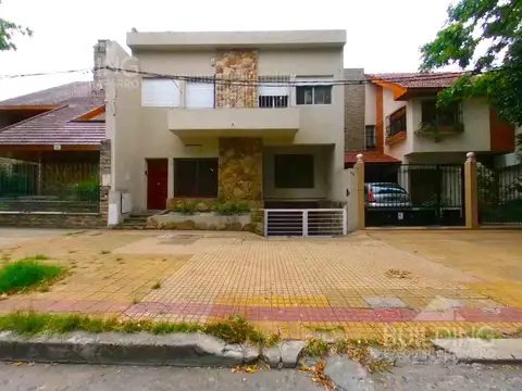 Casa en venta - 4 dormitorios - La Plata - Cochera cubierta