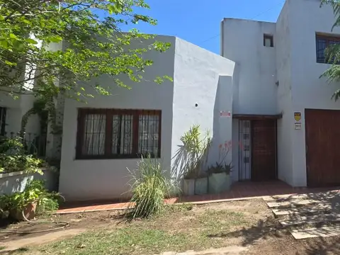 VENDO CASA - 4 DORMITORIOS - BRIG. SAN MARTIN - DE LOS SIRIOS 5700