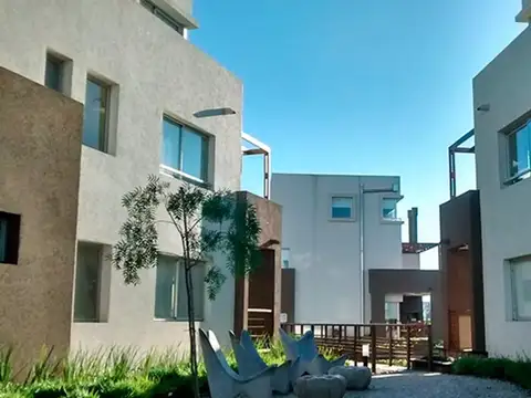 Departamento en planta baja con Jardin Lago del Sendero