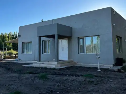 Venta 1 Hectárea con casa y piscina en Centenario  