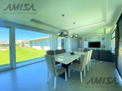 Casa en Alquiler en Puerto Roldan, USD 2.200