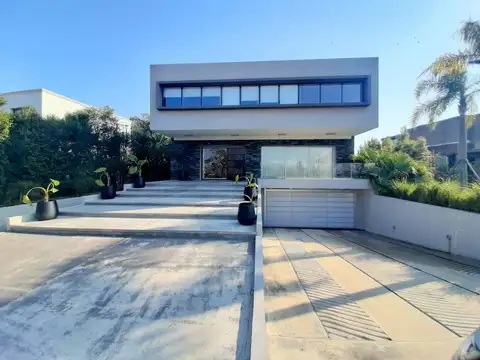 Casa en Venta con 2 cocheras