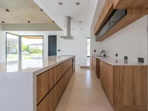 Casa 6 ambientes con 5 baños