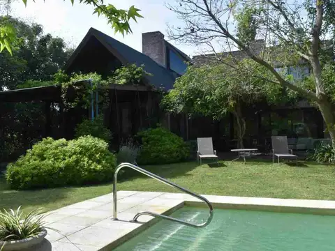 Casa 5 ambientes en venta en Colonia con piscina
