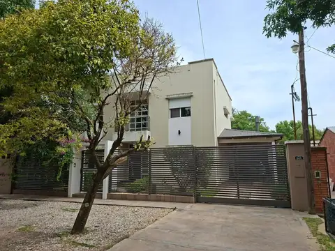 Gran propiedad, 2 plantas, 3/4 dormitorios y piscina  