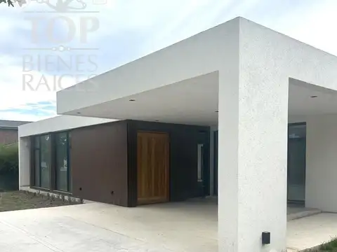 Casa en Alquiler con 2 cocheras