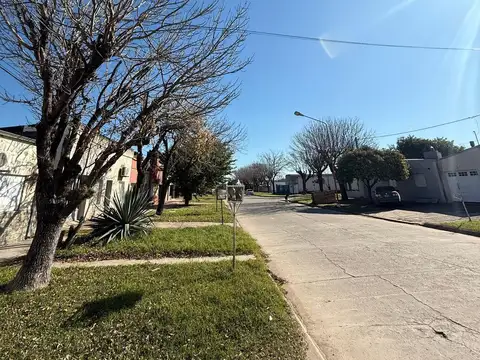 VENTA DE CASA DE DOS PLANTAS EN BUEN ESTADO-PILAR