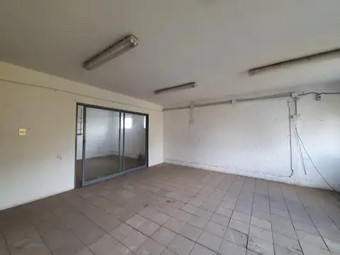 Oficina 23 ambientes con 7 baños