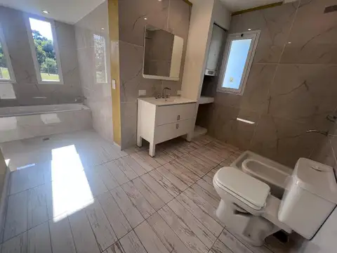 Casa 5 ambientes con 2 baños