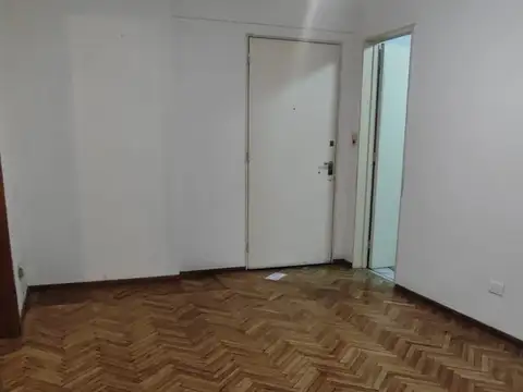 Dos ambientes amplios al contrafrente con balcon vista abierta, lavad indep, muy buen estado