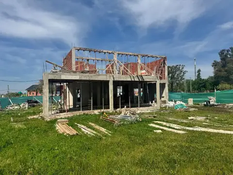 CASA EN CONSTRUCCION A LA LAGUNA LOTE 1000 M2