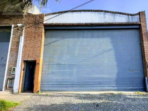 Depósito con oficinas, portón automático y fondo libre a metros de Av. Rivadavia en Padua