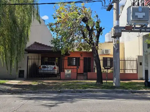 Casa de 3 ambientes sobre calle D. Prats a tres cuadras de Acceso Oeste sobre lote de 373m2 (10x37m)