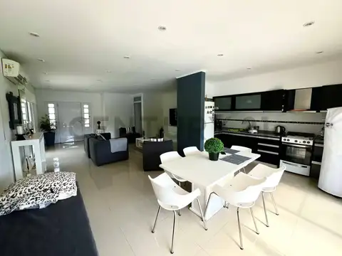 Casa en Venta con 4 cocheras