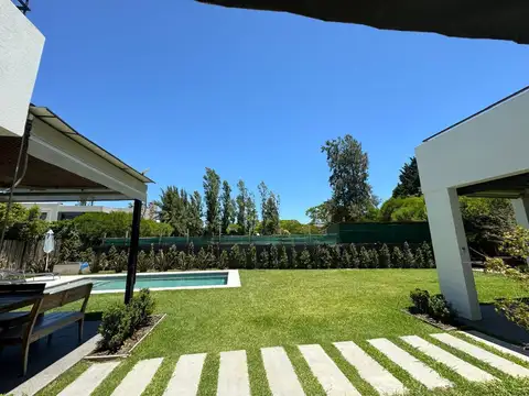 Importante Casa en  venta en Laguna del Sol