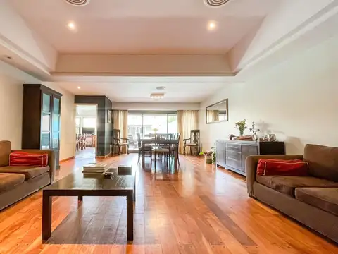 Casa 8 ambientes con 4 baños