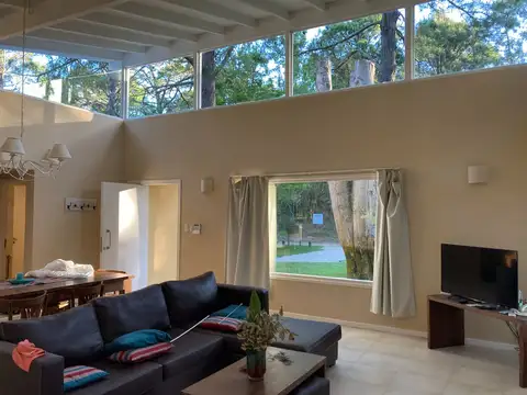 Muy linda casa para 4 personas con yacuzzi, cerca del golf.