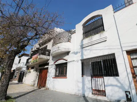 VENTA CASA PATIO PARRILLA Y TERRAZA - P. CHACABUCO