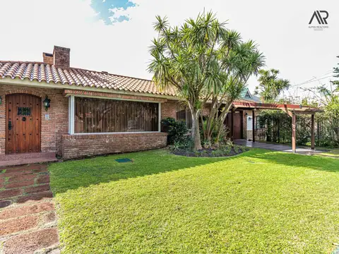 Casa en venta c/ cochera en Punta Gorda