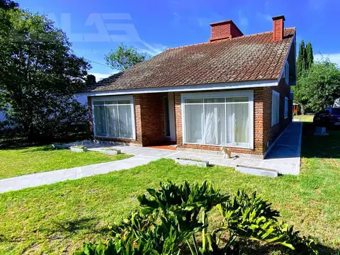 Hermoso chalet modernizado con parque de 1100m2, quincho con parrilla y piscina 