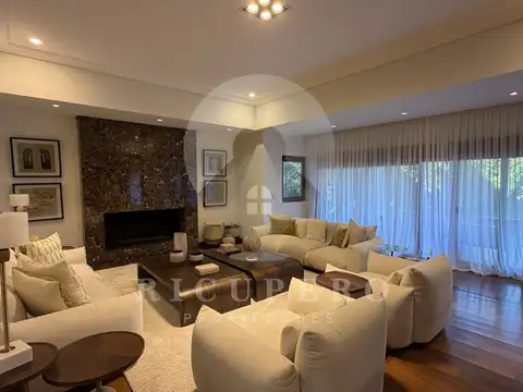Casa 8 ambientes con 7 baños