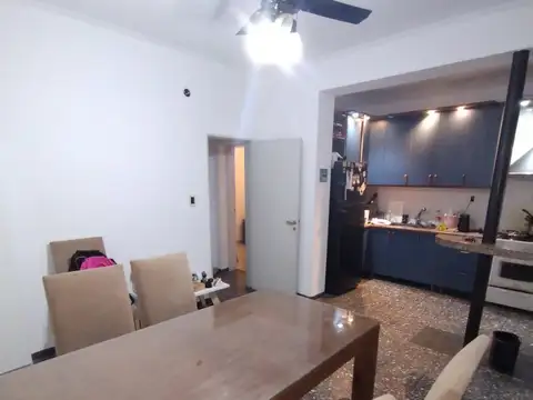 Casa 8 ambientes con 2 baños