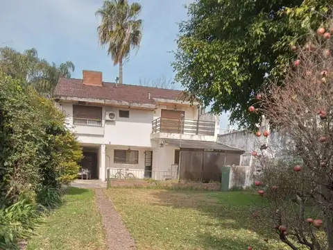 Hermosa Casa de 4 ambientes, fondo libre.