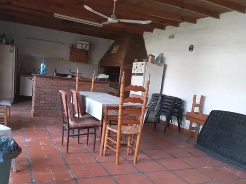 Hermosa Casa de 4 ambientes, fondo libre.